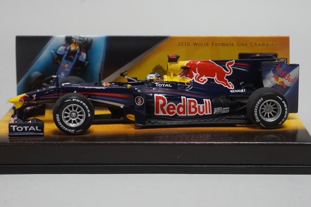 1:43 MINICHAMPS 403100275 SINGHA Red Bull Racing Show Car 2010 #5 S.Vettel