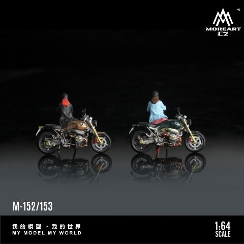 MO222152 MoreArt 1:64 BMW R nineT MOTORCYCLE GIRL with Female Figure Brown