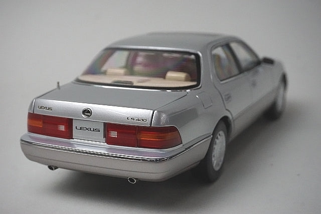 8230811S Xiao Guang MODEL 1:18 Lexus LS400 1993 Silver