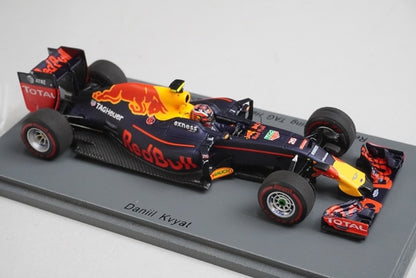 1:43 Spark S5008 Red Bull Racing TAG Heuer RB12 Bahrain GP 2016 #26 D. Kvyat model car