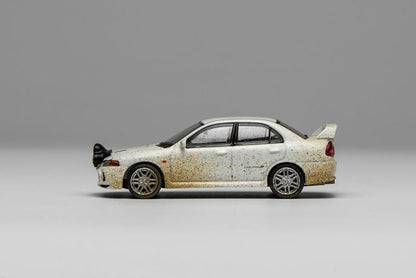 [ Pre-order ] M64015 MOTORHELIX 1:64 Mitsubishi Lancer Evolution IV Muddy Version with Rally Light