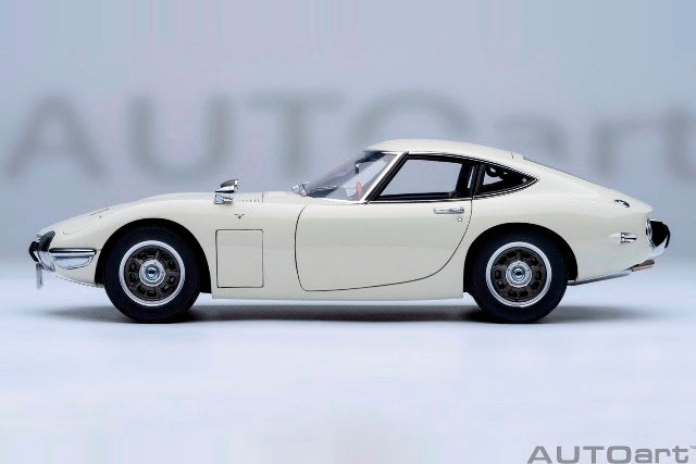79546 AUTOart 1:18 Toyota 2000GT 1967 White model car