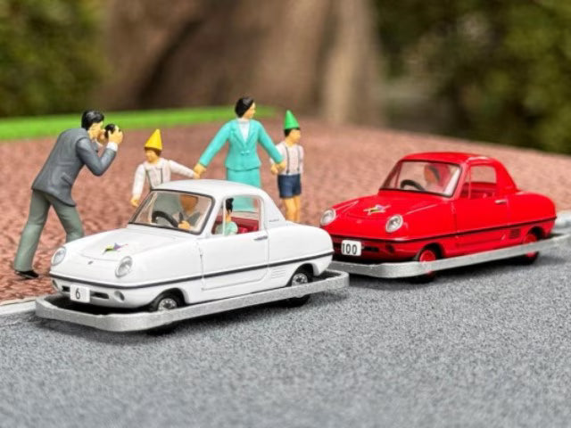 TOMYTEC 1:64 Nissan Kodomo no Kuni x TLV Datsun Baby No. 6 (White) with Figure 333852
