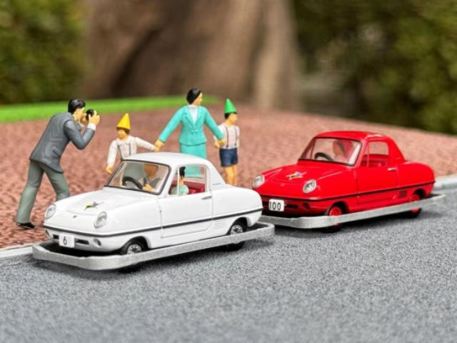 TOMYTEC 1:64 Nissan Kodomo no Kuni x TLV Datsun Baby Restored Car (Red) with Figure 336624