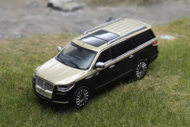 [ Pre-order ] KS-056-604 Shadow Pro 1:64 Lincoln Navigator Gold Black (LHD)