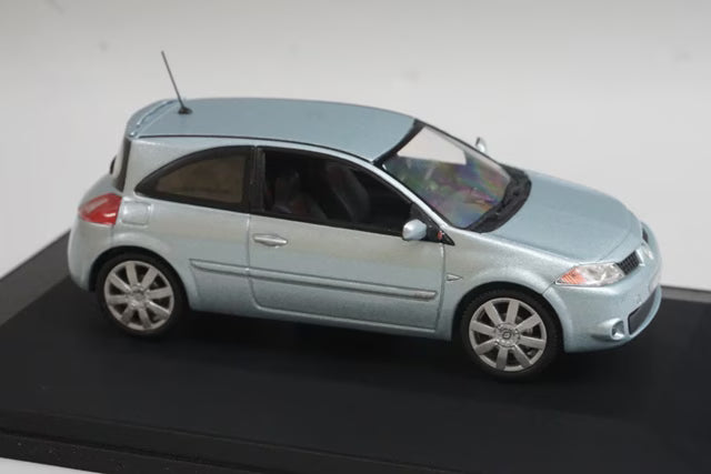 1:43 Universal Hobbies E2051 Renault Sport Megane Metallic Silver