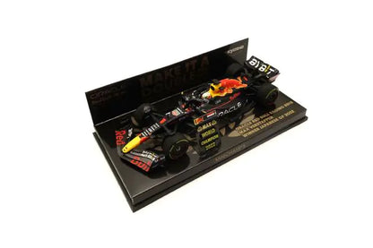 413223801 MINICHAMPS 1:43 Oracle Red Bull RB18 M.Verstappen Japan GP 2022 Winner with pit board KYOSHO