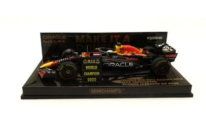 413223801 MINICHAMPS 1:43 Oracle Red Bull RB18 M.Verstappen Japan GP 2022 Winner with pit board KYOSHO