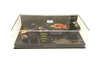 413223801 MINICHAMPS 1:43 Oracle Red Bull RB18 M.Verstappen Japan GP 2022 Winner with pit board KYOSHO