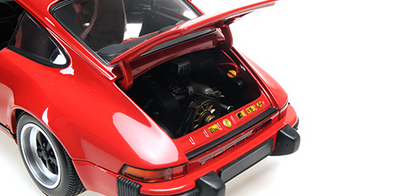 [ Back-order ] MINICHAMPS 100063021 1:18 Porsche 911 Carrera 1983 Red model car