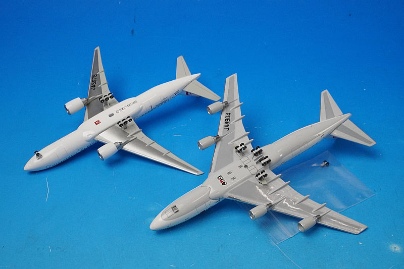 1:400 JAL B777-200 "Tokyo Skytree" (JA8978) [BJE3013] JALUX / Pre-owned & 1/400 JAL B747-400D "Domestic Reservation Toll-Free Number" (JA8904) Big Bird *Blister pack and outer box missing set of 2 units (figures only)