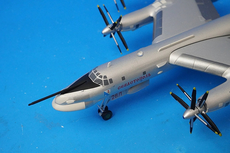 1:200 Tupolev Tu-95MS Bear H Russian Air Force 184th Guards Heavy Bomber Regiment Engels 2 Air Base 558204 Herpa airplane model