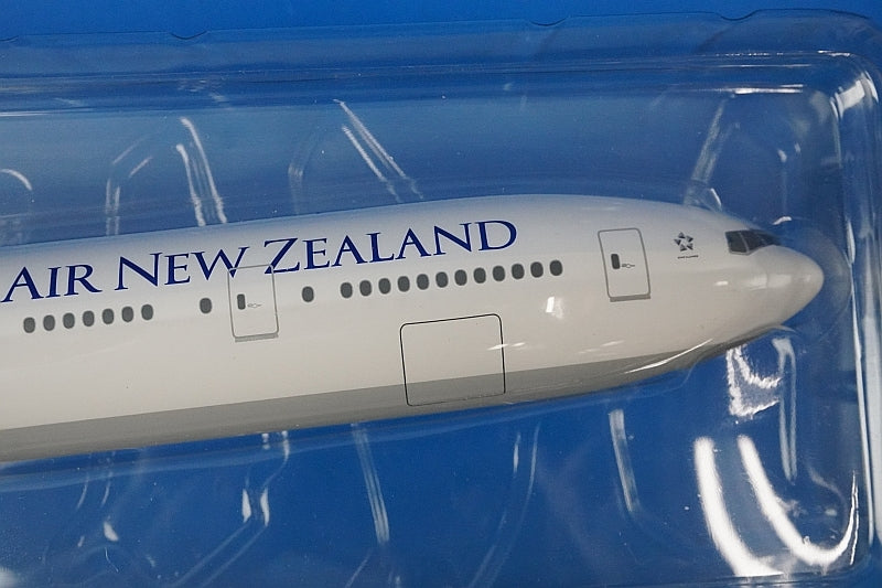 1:200 B777-300ER New Zealand ZK-OKM 4449 Hogan airplane model