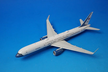 1:200 C-32A USN United States Air Force Andrews #99-0004 G2AFO1280 Gemini airplane model