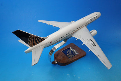 Total length 43.5cm total width 41cm B777-200 United Airlines N777UA solid model manufacturer unknown airplane model