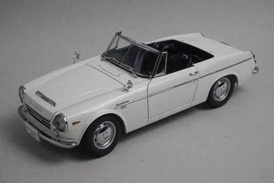 1:18 AUTOart 77433 Datsun Fairlady 2000 SR311 White model car