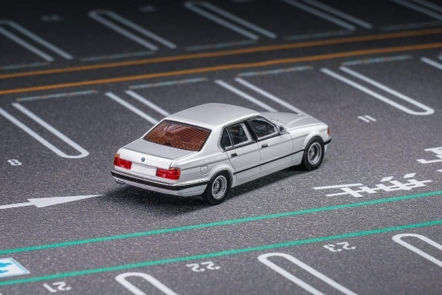 DCM 1:64 BMW E32 7-Series Sedan White