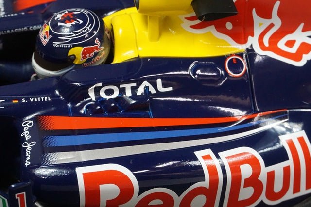 1:18 MINICHAMPS 110110301 Red Bull Racing Renault RB7 Japan GP 2011 S.Vettel #1