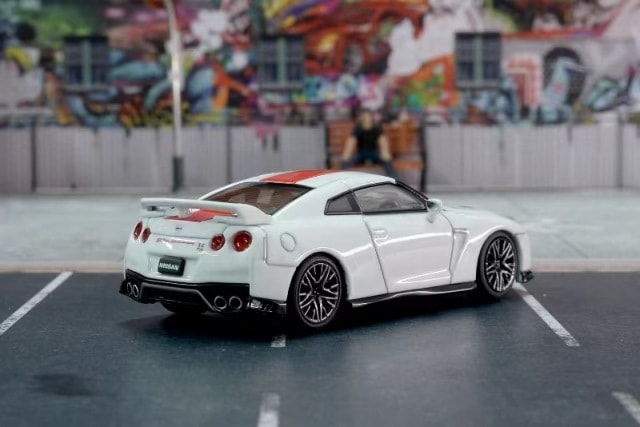 M63502 MOTORHELIX 1:64 Nissan GT-R R35 50th Anniversary Brilliant White Pearl