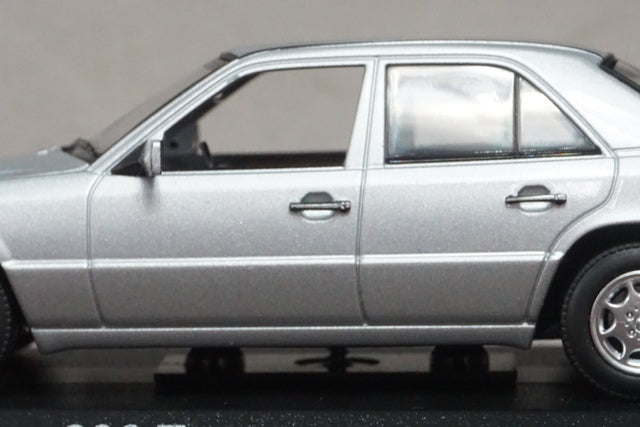 1:43 MINICHAMPS 400037000 Mercedes-Benz 230E 1990 silver