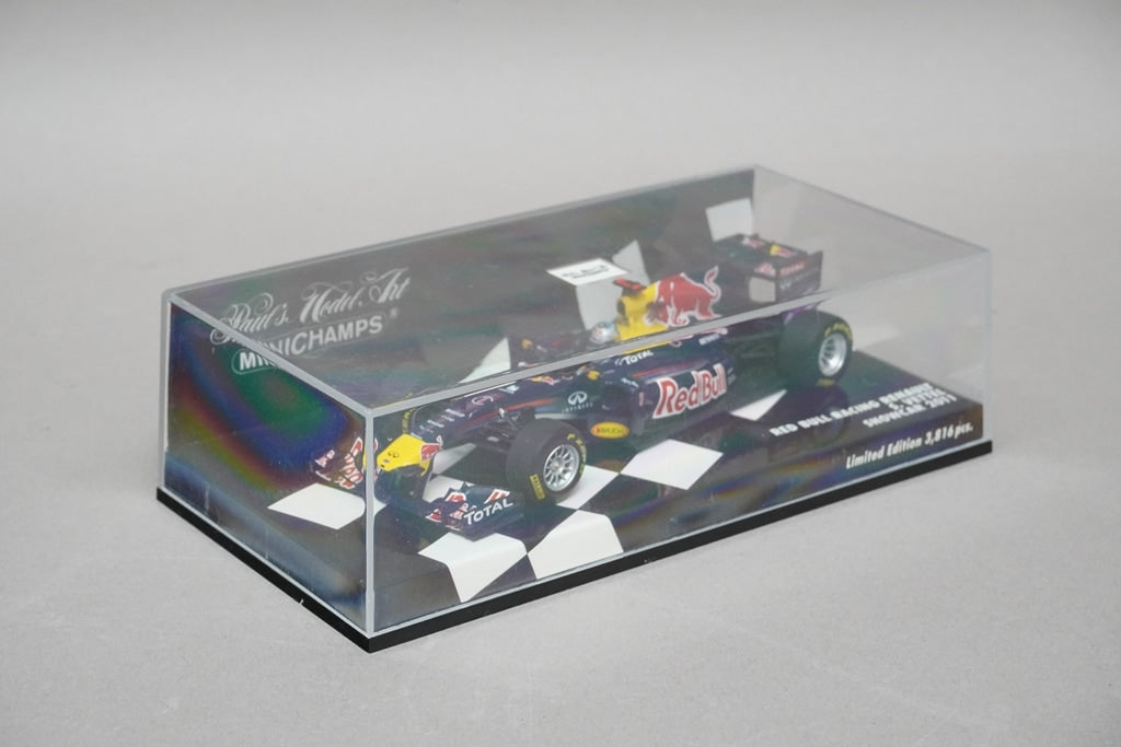 1:43 MINICHAMPS 410110071 Renault Red Bull Racing S.Vettel Show Car 2011