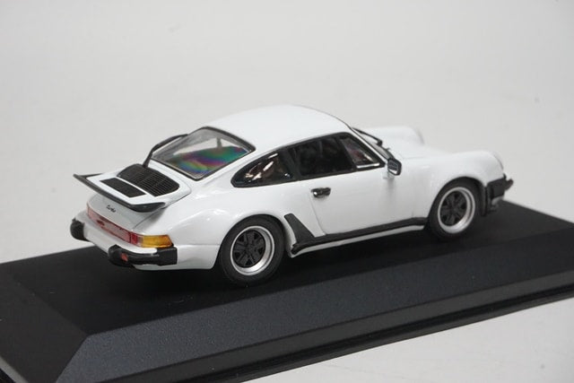 1:43 MINICHAMPS 430069002 Porsche 911 Turbo 1977 Grand Prix White model car