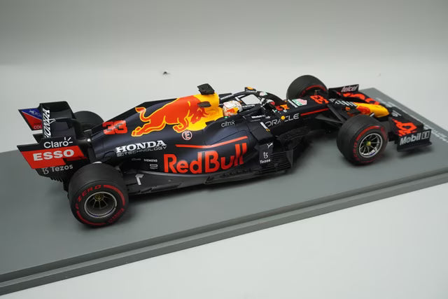 1:18 SPARK 18S609 Red Bull Racing Honda RB16B Abu Dhabi GP 2021 Winner #33 model car
