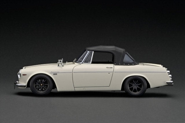 [ Pre-order ] IG2708 ignition model 1:18 Nissan DATSUN Fairlady 2000 (SP311) White With Engine