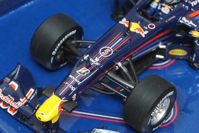 1:43 MINICHAMPS 403100175 Red Bull Racing F1 Team Show Car 2010 #5 S.Vettel model car