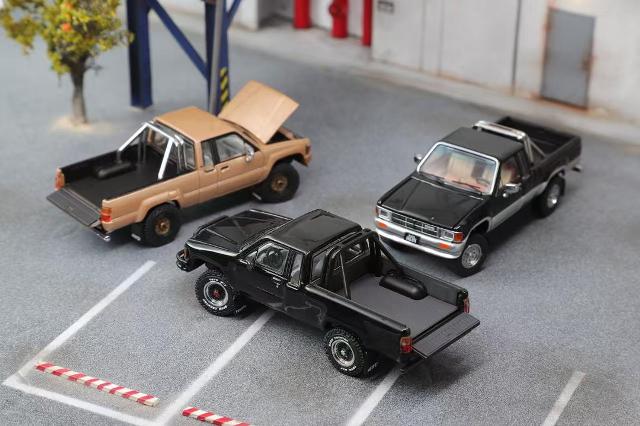 KS-062-516 GCD GainCorp Products 1:64 Toyota Hilux 1985 SR5 Gold (LHD)