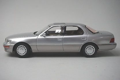 8230811S Xiao Guang MODEL 1:18 Lexus LS400 1993 Silver