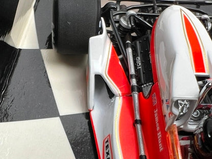 1:43 MINICHAMPS 530774301 McLaren Ford M26 1977 J. Hunt model car