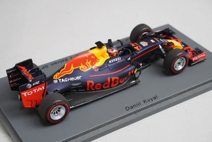 1:43 Spark S5008 Red Bull Racing TAG Heuer RB12 Bahrain GP 2016 #26 D. Kvyat model car