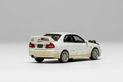 [ Pre-order ] M64015 MOTORHELIX 1:64 Mitsubishi Lancer Evolution IV Muddy Version with Rally Light
