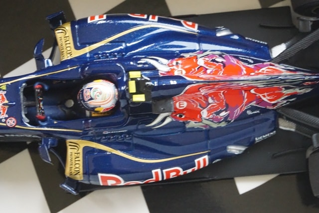 1:43 MINICHAMPS 410130019 Scuderia Toro Rosso STR8 2013 #19 model car
