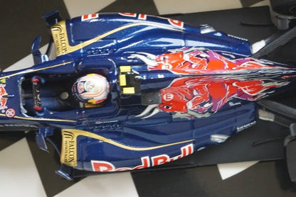 1:43 MINICHAMPS 410130019 Scuderia Toro Rosso STR8 2013 #19 model car