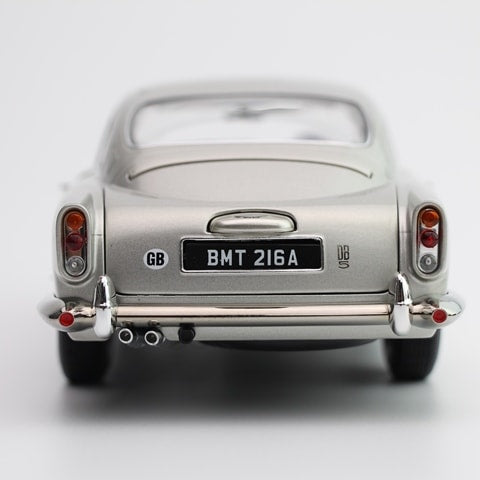 8251033 XiaoGuang MODEL 1:18 Aston Martin DB5 007 / Goldfinger Bond Car model car
