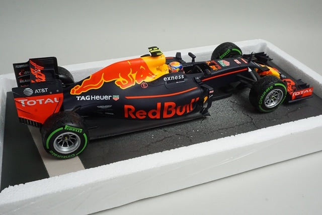 1:18 Minichamps 117161233 Red Bull Racing Tag Heuer RB12 Brazil 3rd 2016 #33 M. Verstappen