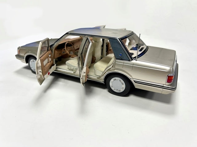 [ Pre-order ] 8251123G XiaoGuang MODEL 1:18 Toyota Crown MS122 Gold