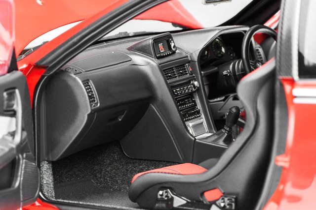 [ Pre-order ] M83426 Motor Helix 1:18 Nissan Skyline GT-R (R34) Customised Version Active Red with Livery