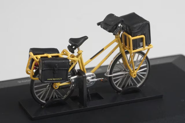 1:32 Universal Hobbies E5622 Postman's Bicycle 2004