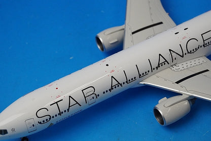 1:400 B777-300 Singapore Star Alliance 9V-SYL 10930 Phoenix airplane model