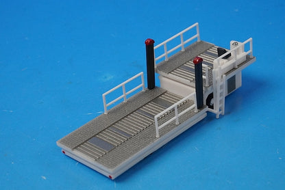 1:200 Cargo Container Loader with Movable Platform 557542 Herpa airplane model