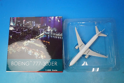 1:400 B777-300ER Cathay Pacific B-KQX 04083 Phoenix airplane model