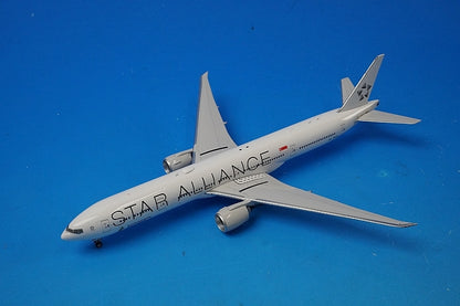 1:400 B777-300ER Singapore Star Alliance White 9V-SWM 04269 Phoenix airplane model