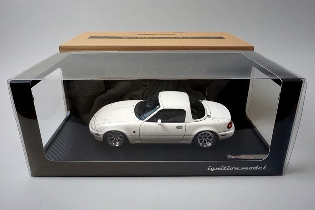 1:18 ignition model IG0663 Eunos Roadster (NA) White