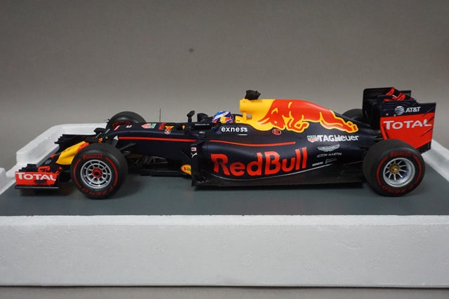 1:18 SPARK 18S311 Red Bull Racing TAG Heuer RB13 Malaysian GP Win M.Verstappen