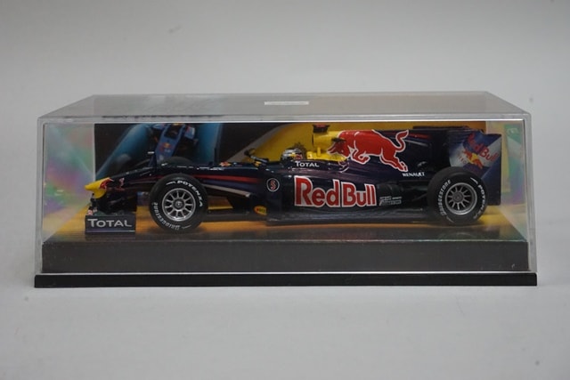 1:43 MINICHAMPS 403100275 SINGHA Red Bull Racing Show Car 2010 #5 S.Vettel