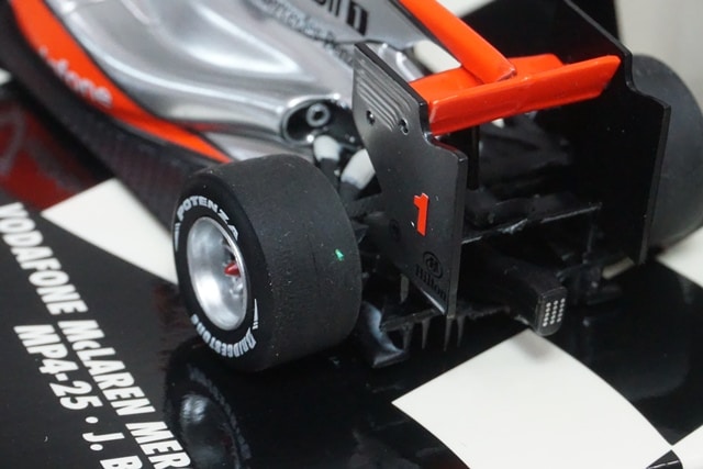 1:43 MINICHAMPS 530104301 Vodafone McLaren Mercedes MP4-25 2010 #1 J. model car