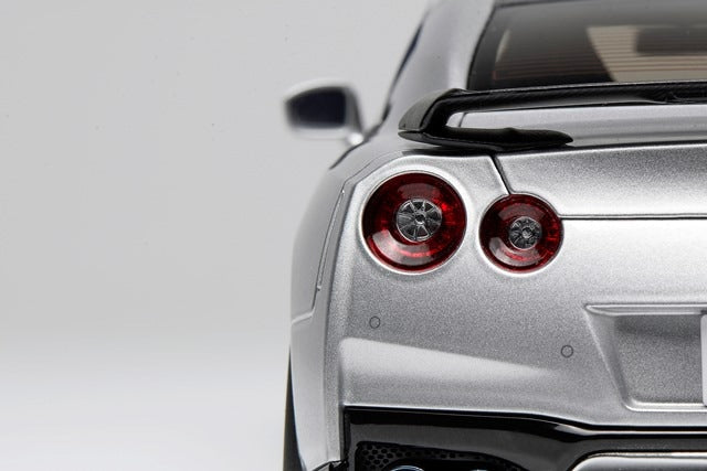 M83517 MOTORHELIX 1:18 Scale Nissan GT-R (R35) Track Edition Engineered By NISMO T-Spec 2022 Ultimate Metal Silver